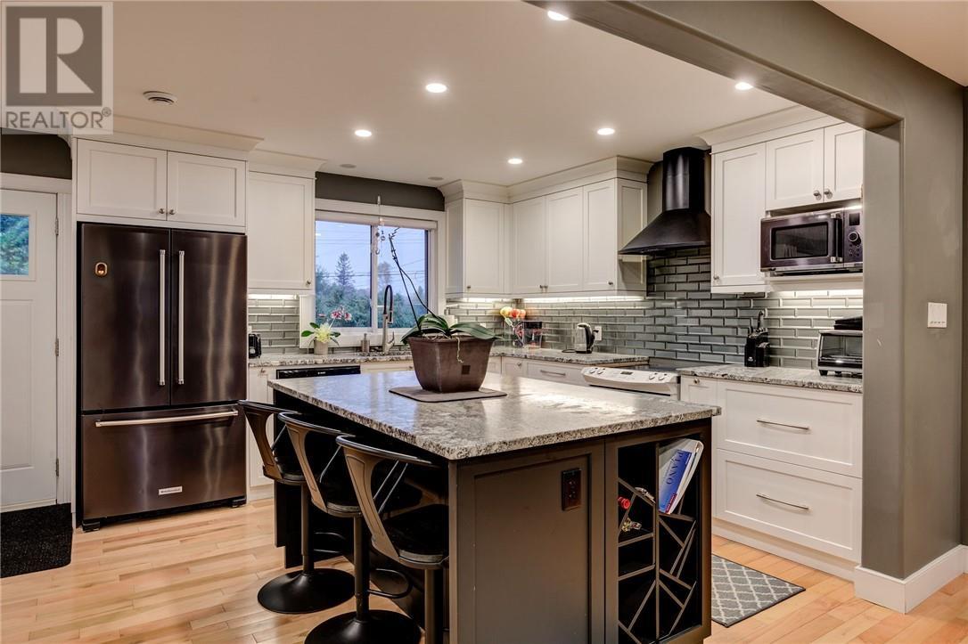 4038 Velma Street, Val Caron, ON - Indoor Photo Showing Kitchen With Upgraded Kitchen