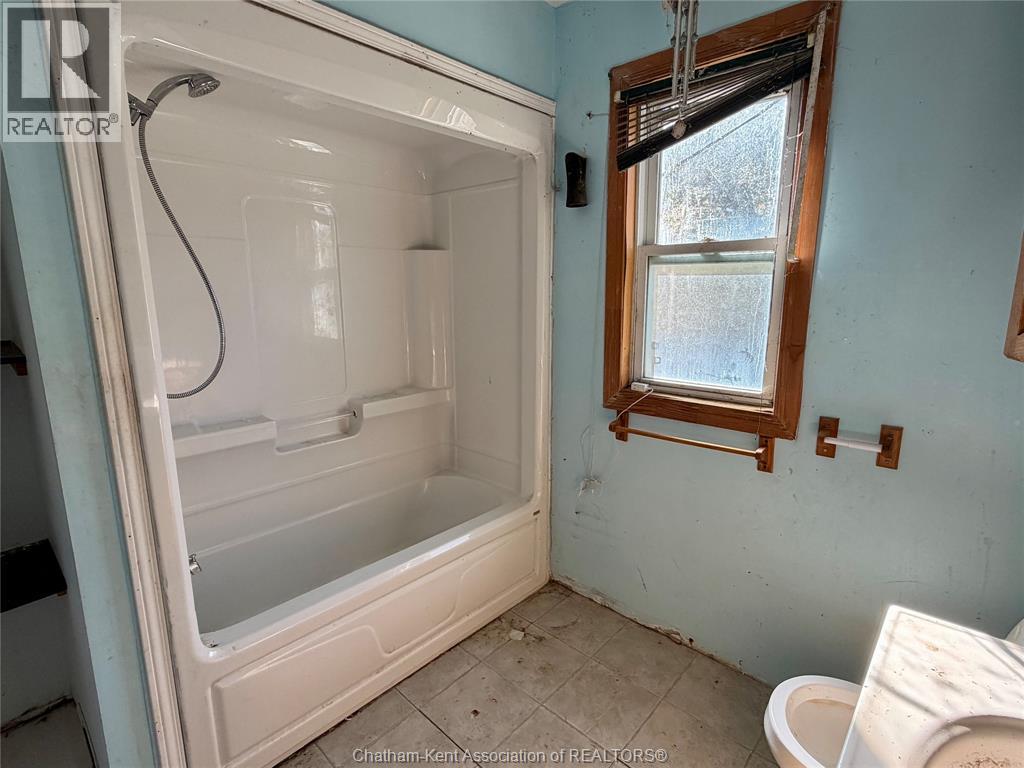 180 Raleigh Street, Chatham, ON - Indoor Photo Showing Bathroom