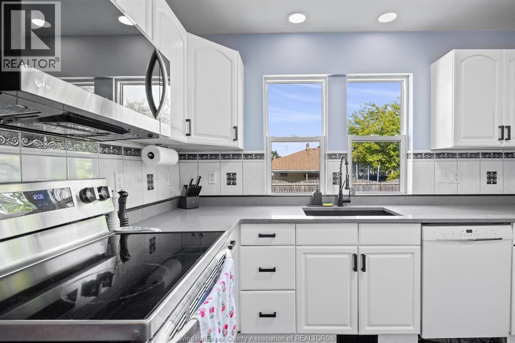 2699 Alexis, Windsor, ON - Indoor Photo Showing Kitchen