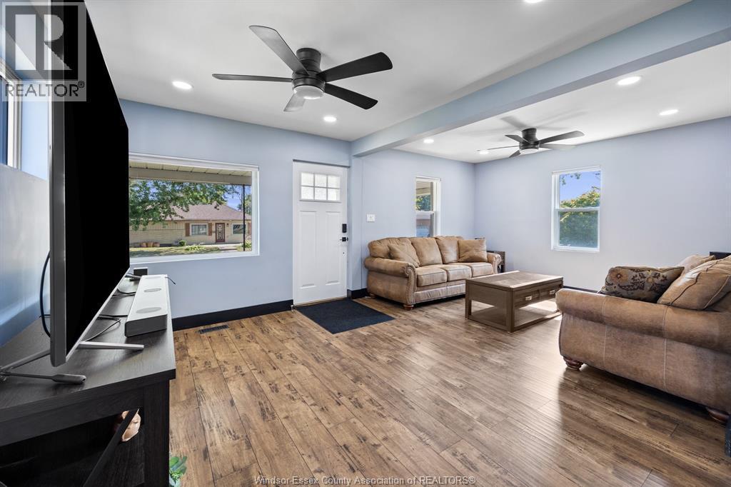 2699 Alexis, Windsor, ON - Indoor Photo Showing Living Room
