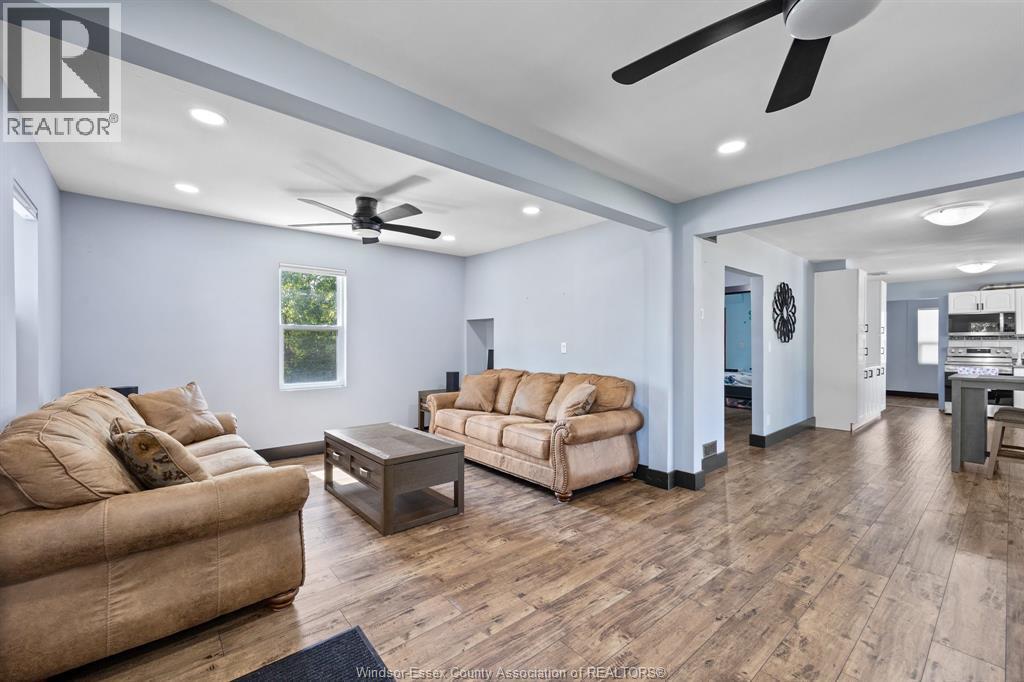 2699 Alexis, Windsor, ON - Indoor Photo Showing Living Room