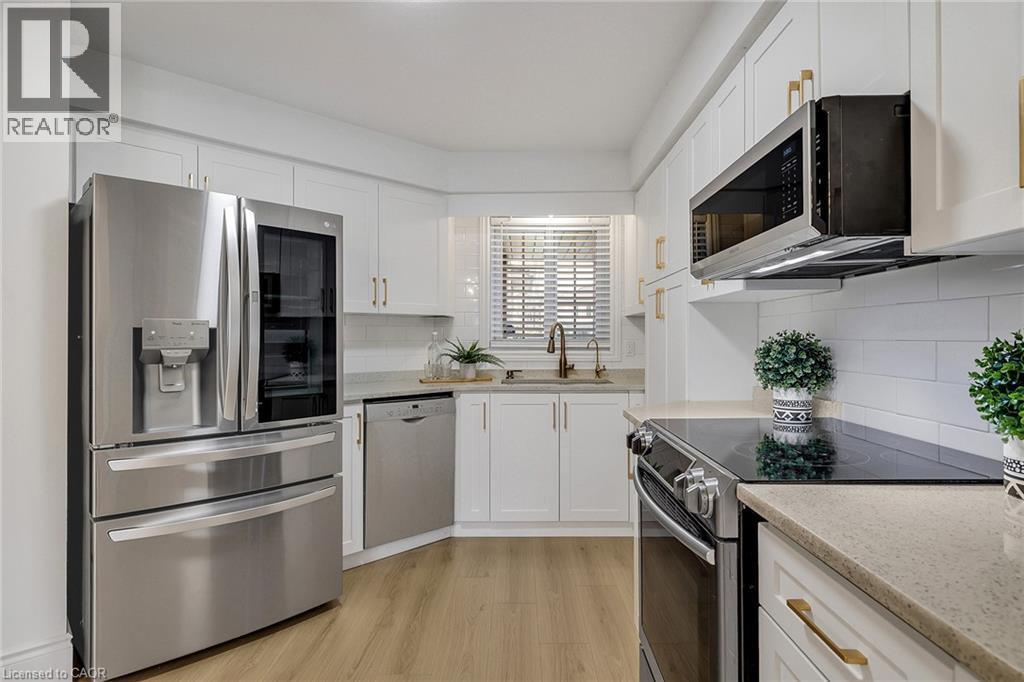 96 Marl Meadow Drive, Kitchener, ON - Indoor Photo Showing Kitchen With Upgraded Kitchen