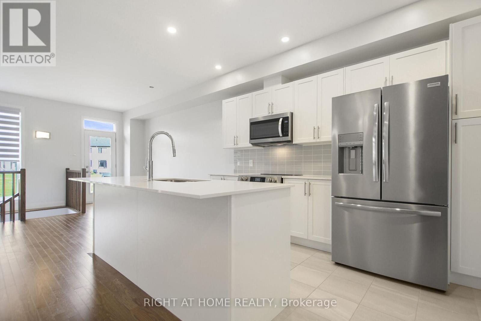 534 Corretto Place, Ottawa, ON - Indoor Photo Showing Kitchen With Upgraded Kitchen