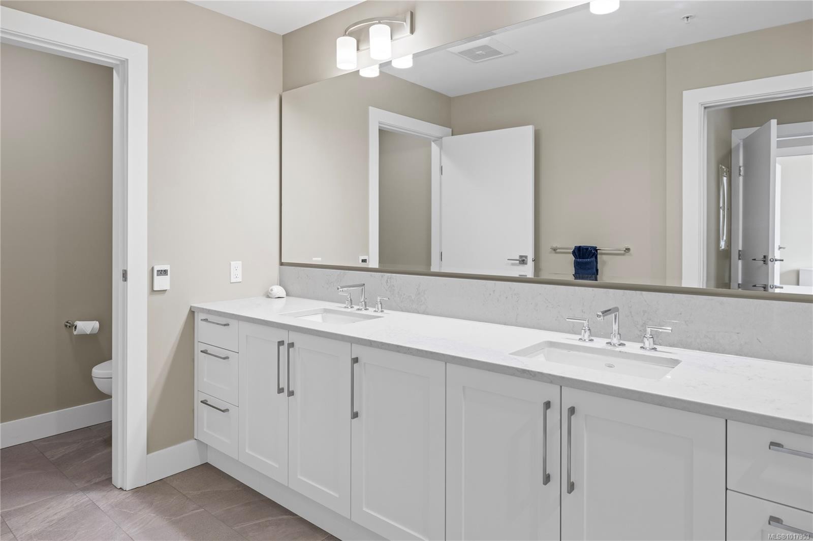 202-3529 Dolphin Dr, Nanoose Bay, BC - Indoor Photo Showing Bathroom