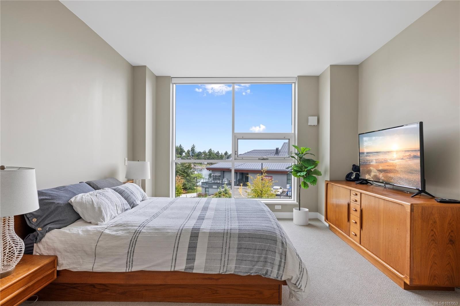 202-3529 Dolphin Dr, Nanoose Bay, BC - Indoor Photo Showing Bedroom