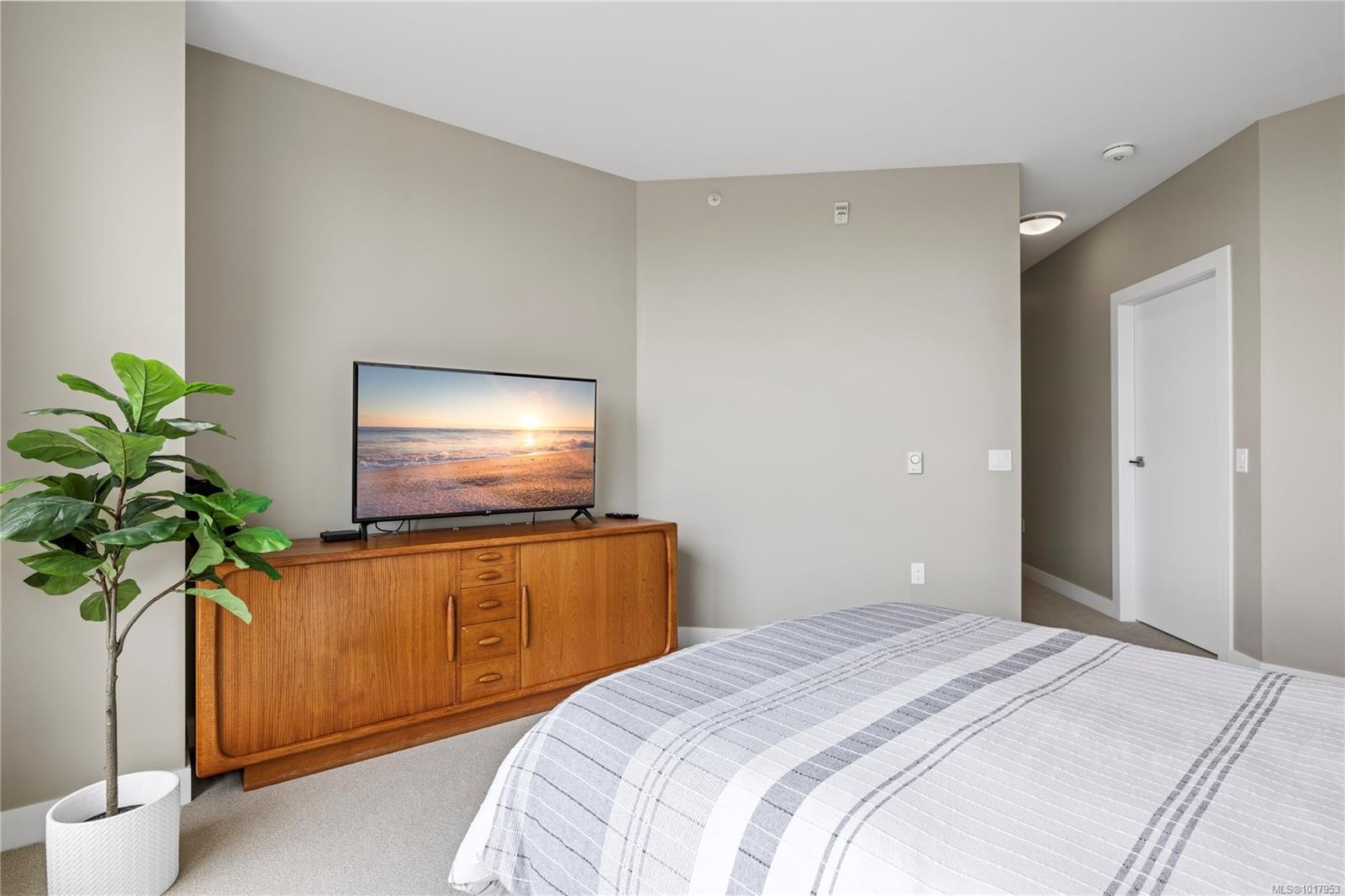 202-3529 Dolphin Dr, Nanoose Bay, BC - Indoor Photo Showing Bedroom