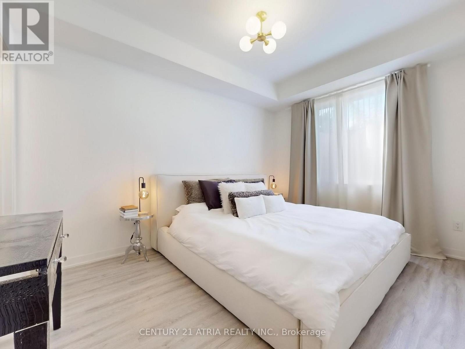 216 - 8 Steckley House Lane, Richmond Hill, ON - Indoor Photo Showing Bedroom