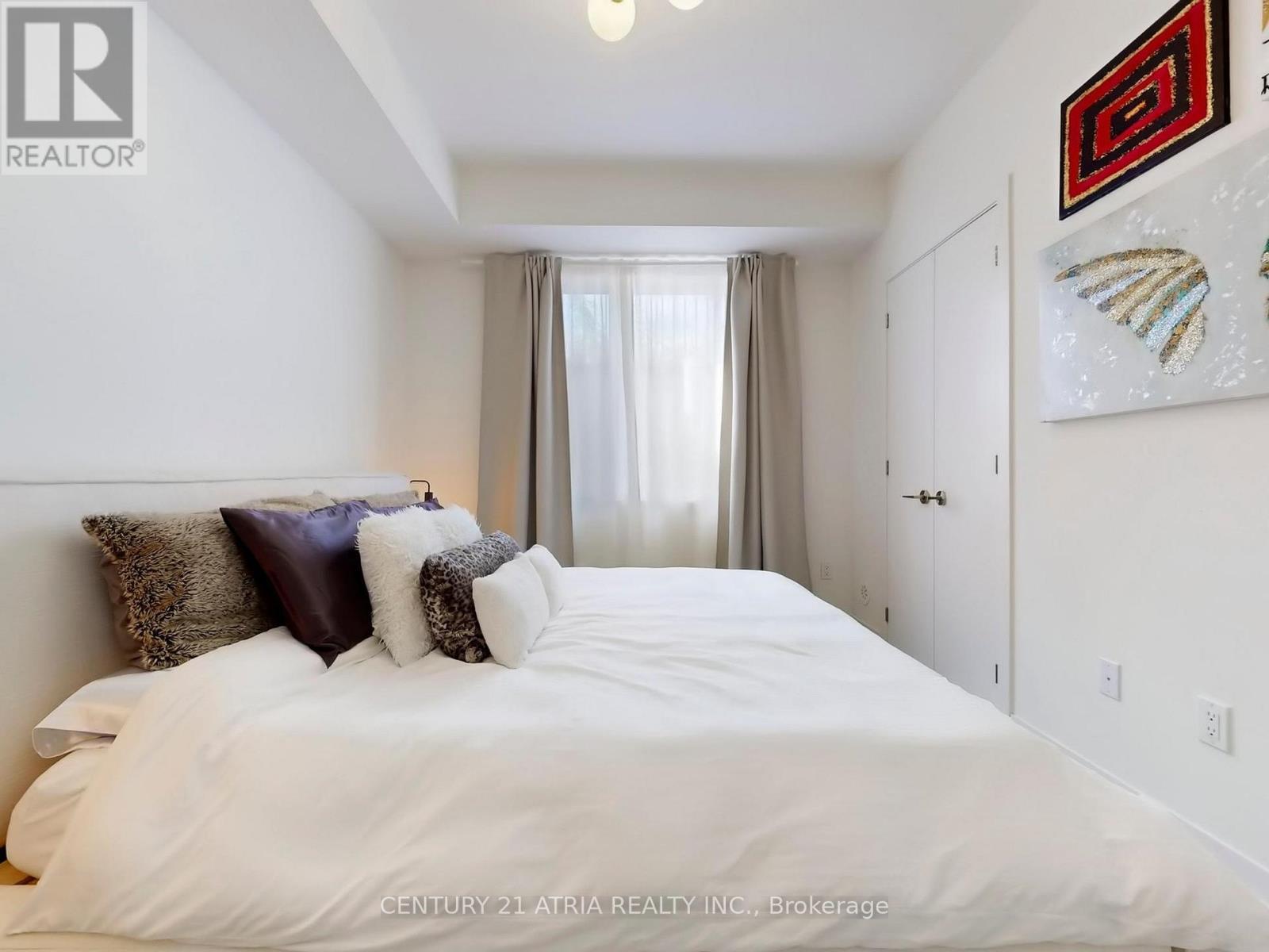 216 - 8 Steckley House Lane, Richmond Hill, ON - Indoor Photo Showing Bedroom