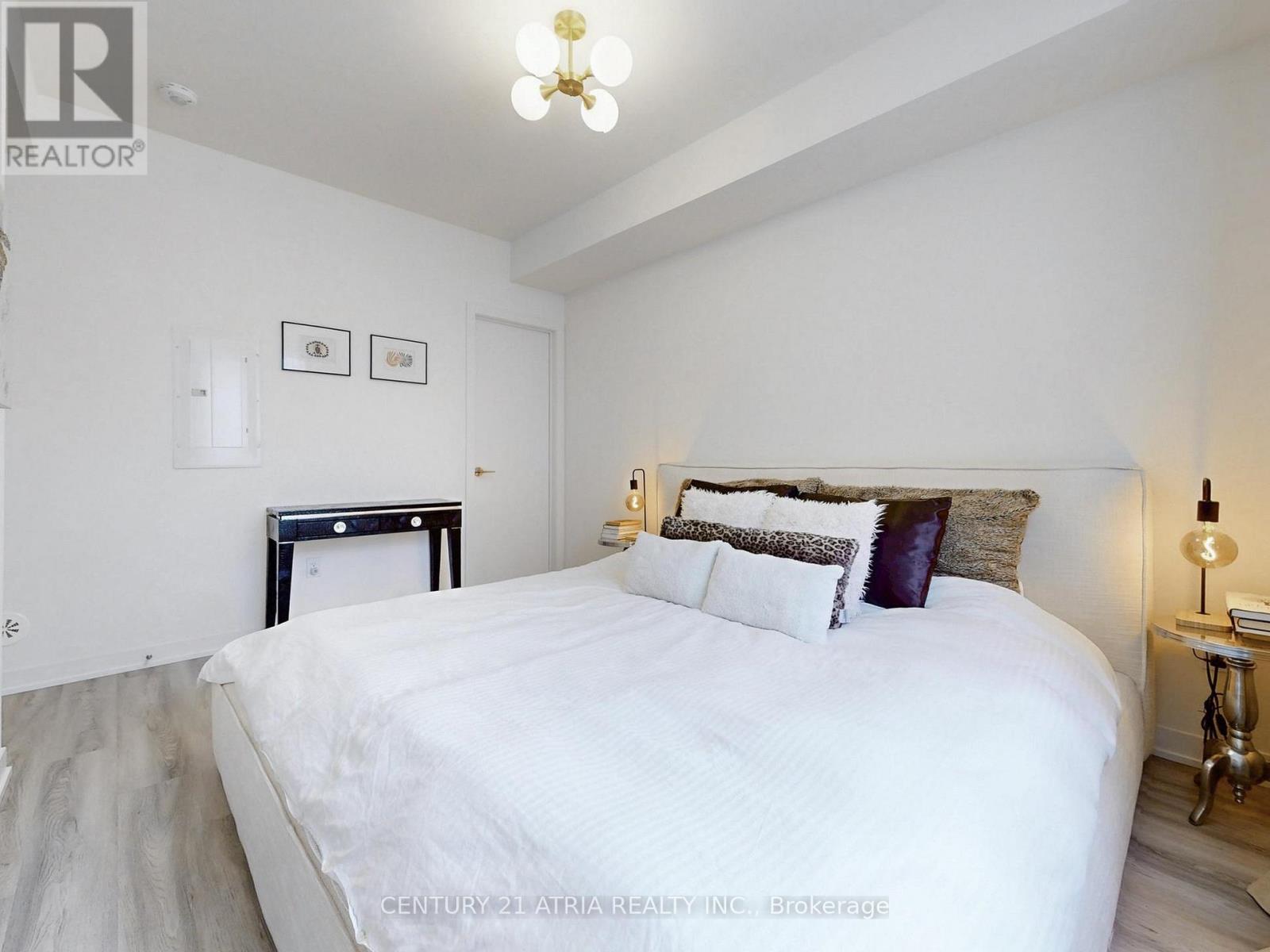 216 - 8 Steckley House Lane, Richmond Hill, ON - Indoor Photo Showing Bedroom