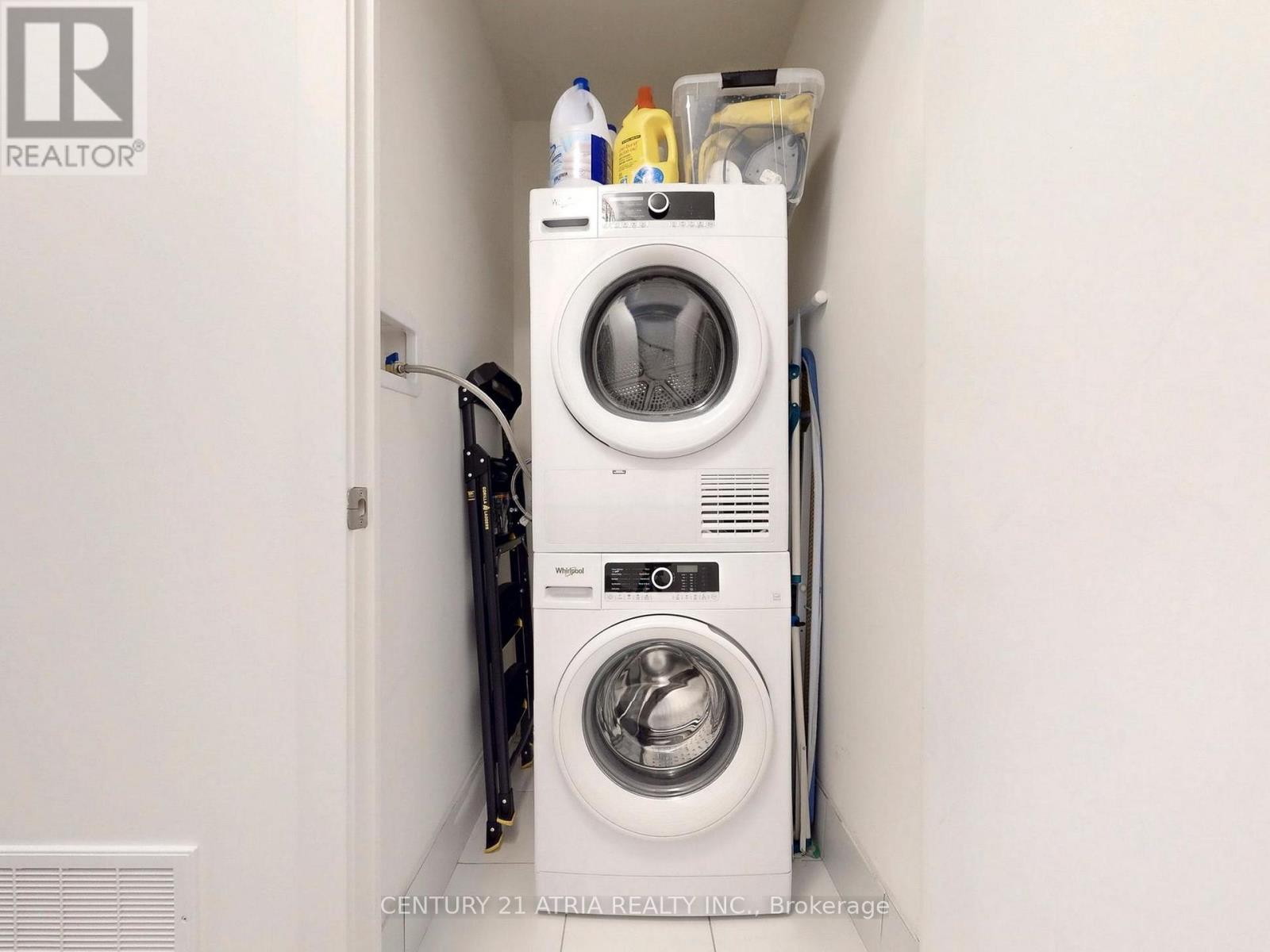 216 - 8 Steckley House Lane, Richmond Hill, ON - Indoor Photo Showing Laundry Room