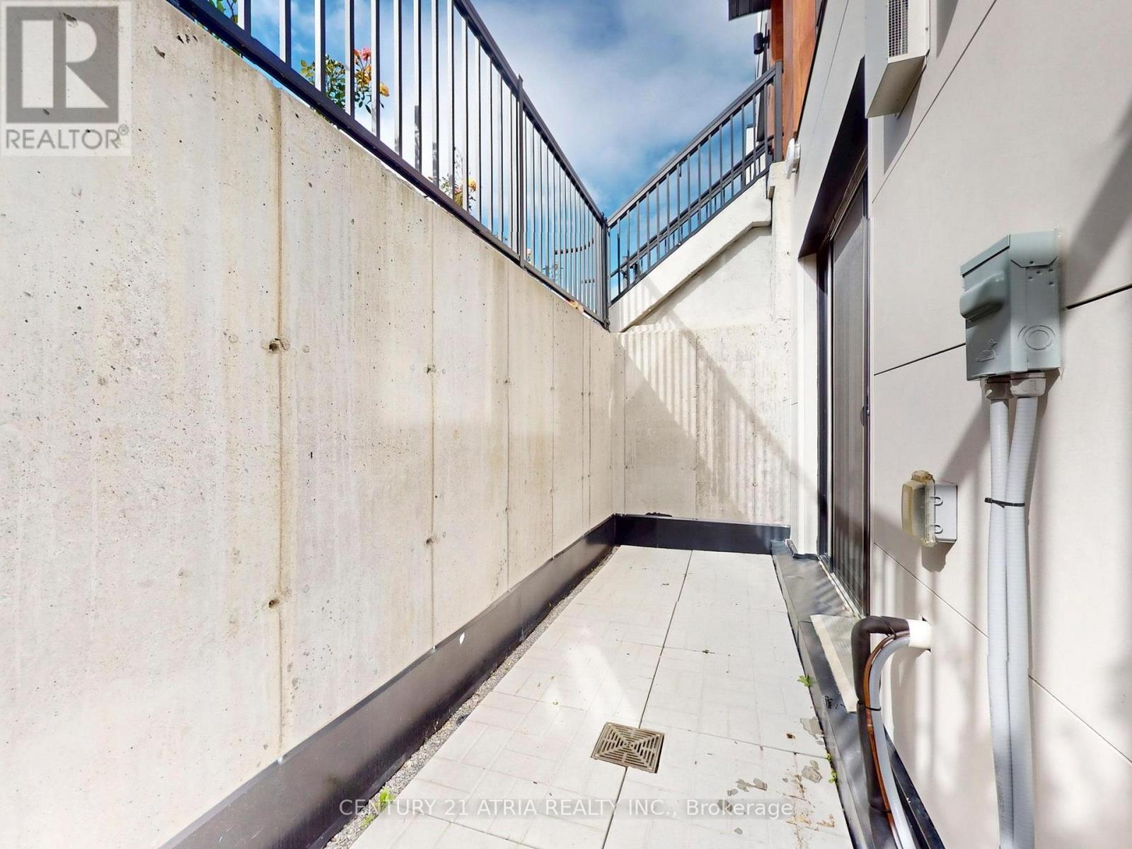 216 - 8 Steckley House Lane, Richmond Hill, ON - Indoor Photo Showing Other Room