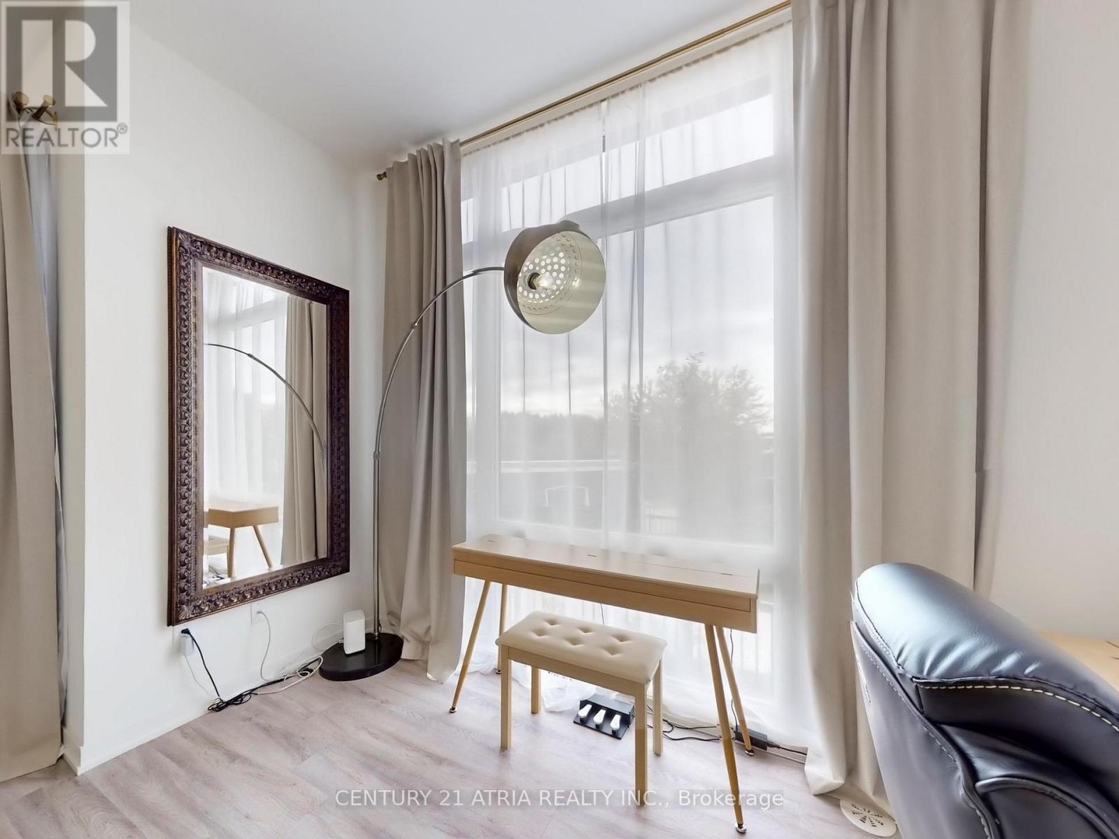 216 - 8 Steckley House Lane, Richmond Hill, ON - Indoor Photo Showing Other Room