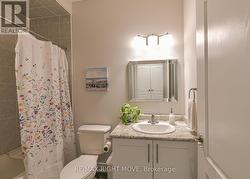 4 piece bathroom in hallway with shower/tub combo -