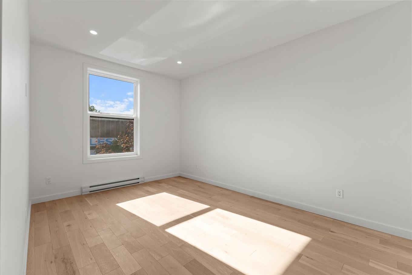 Chambre à coucher principale - 7591 Rue St-Hubert, Montréal (Villeray/Saint-Michel/Parc-Extension), QC - Indoor Photo Showing Other Room