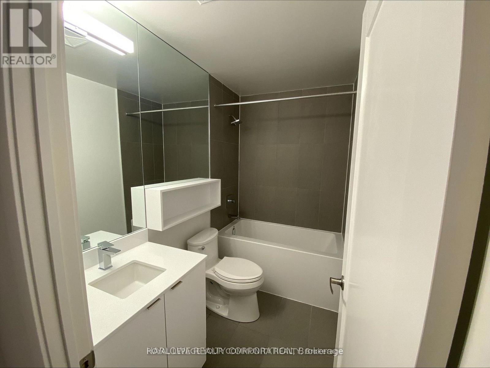 335 W - 135 Lower Sherbourne Street, Toronto, ON - Indoor Photo Showing Bathroom