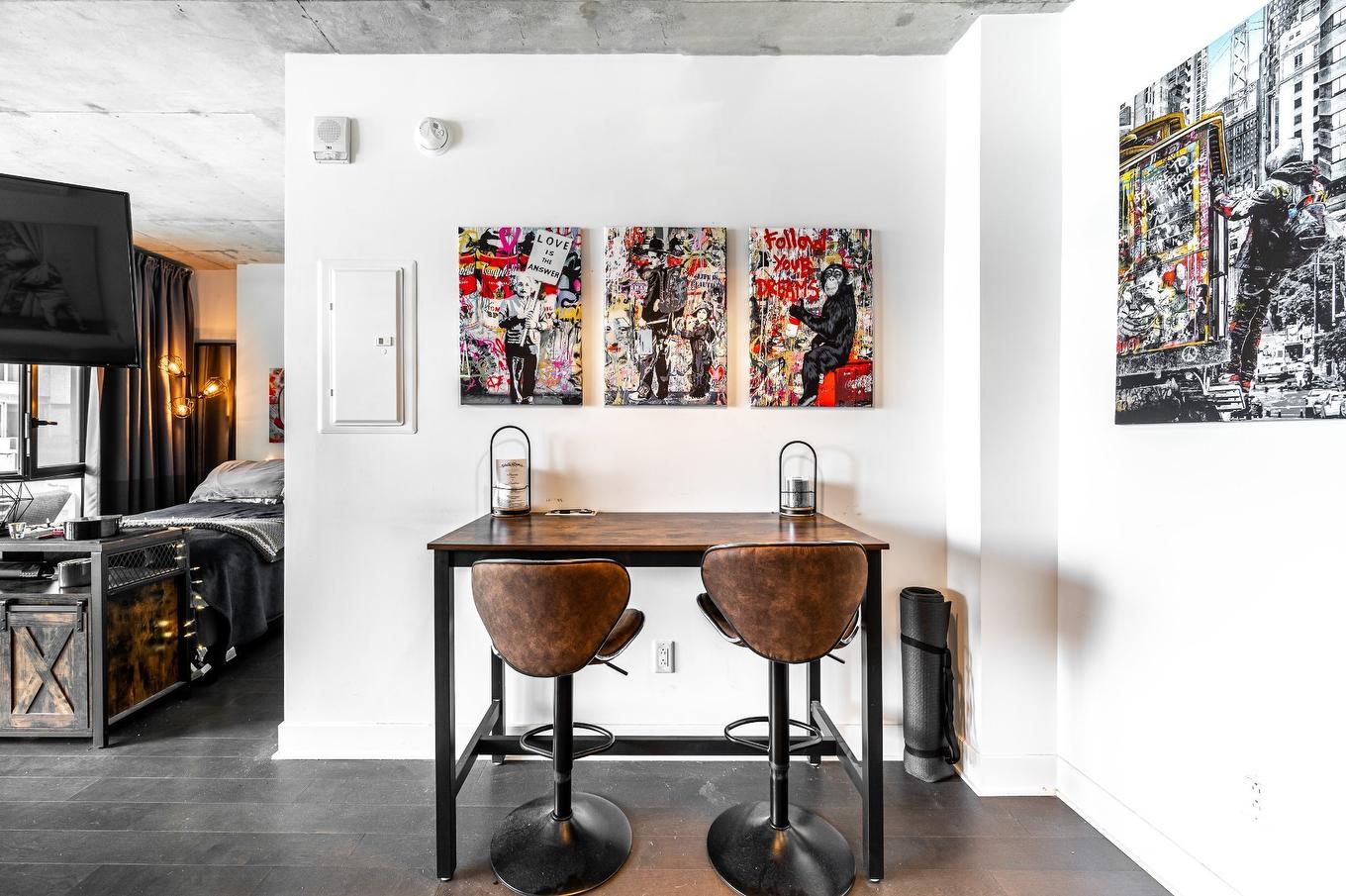 Salon - 910-705 Rue William, Montréal (Ville-Marie), QC - Indoor