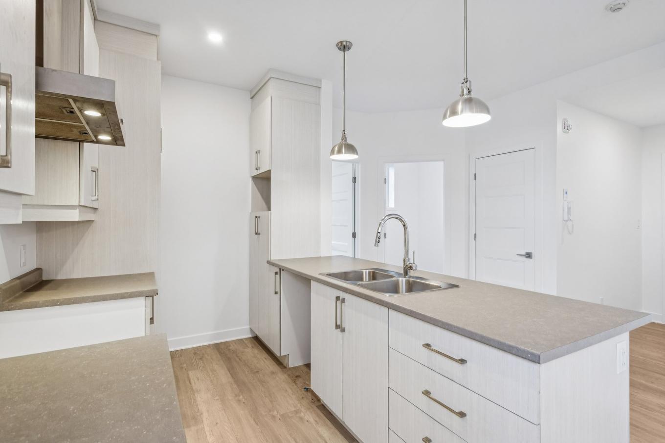 Kitchen - 6-576 Rue Salaberry, Beauharnois, QC - Indoor Photo Showing Kitchen With Double Sink