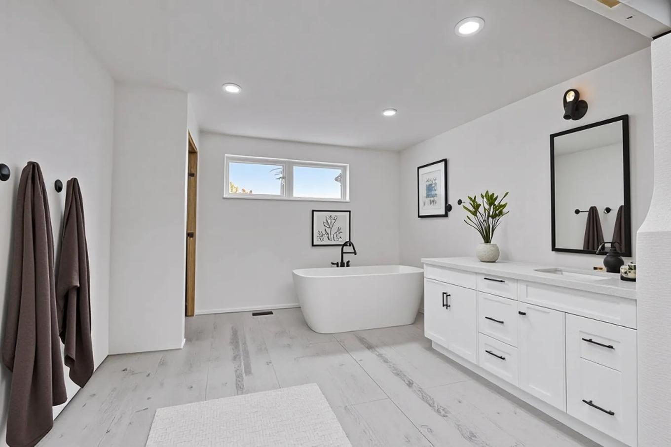 Bathroom - 245 Rue Jean, Rivière-Beaudette, QC - Indoor Photo Showing Bathroom