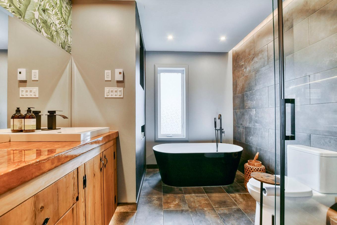 Bathroom - 296Z - 298Z Mtée St-Vincent, Saint-Placide, QC - Indoor Photo Showing Bathroom