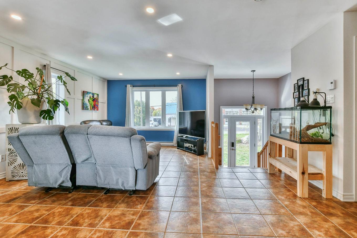 Living room - 296Z - 298Z Mtée St-Vincent, Saint-Placide, QC - Indoor Photo Showing Living Room