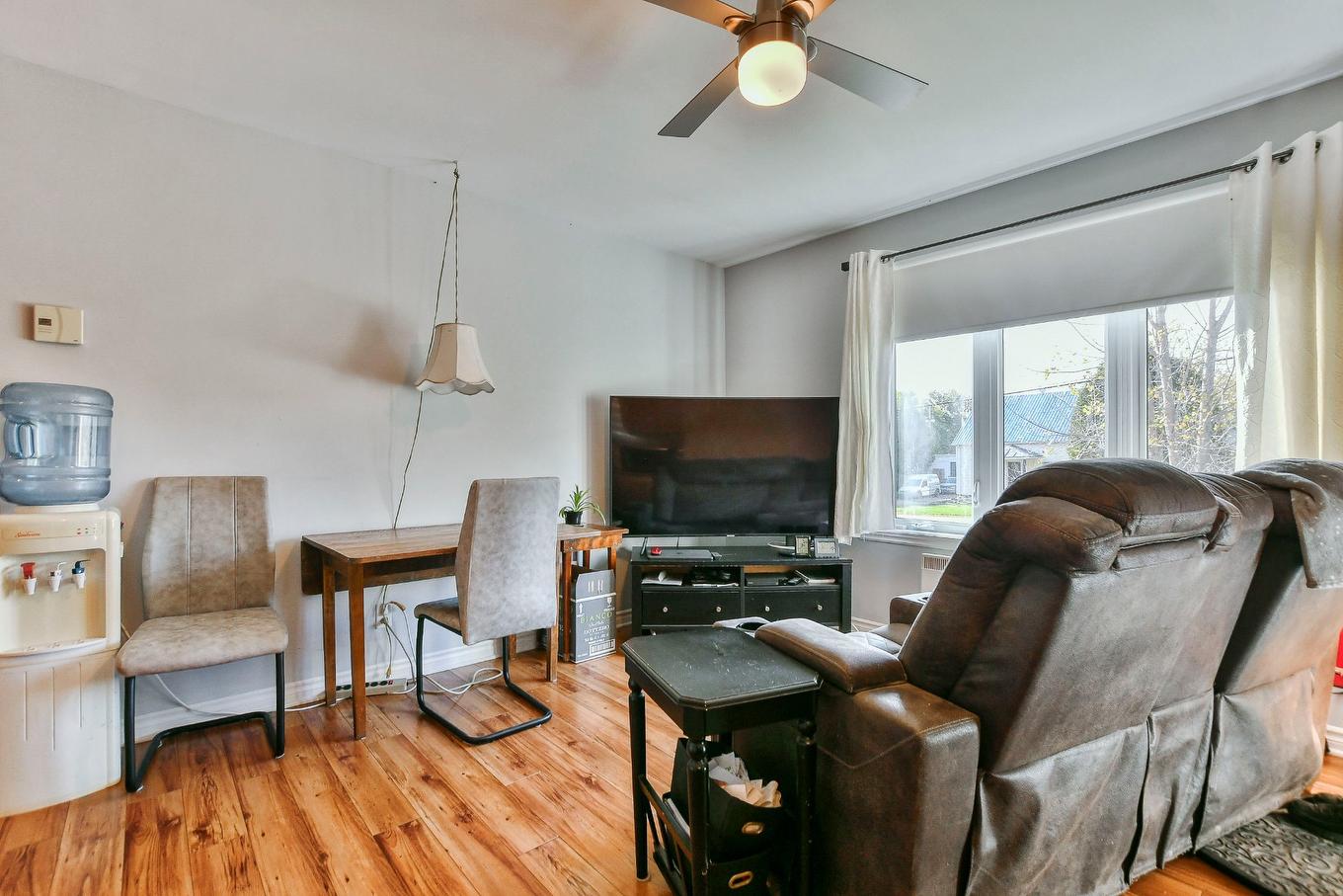 Living room - 296Z - 298Z Mtée St-Vincent, Saint-Placide, QC - Indoor Photo Showing Living Room