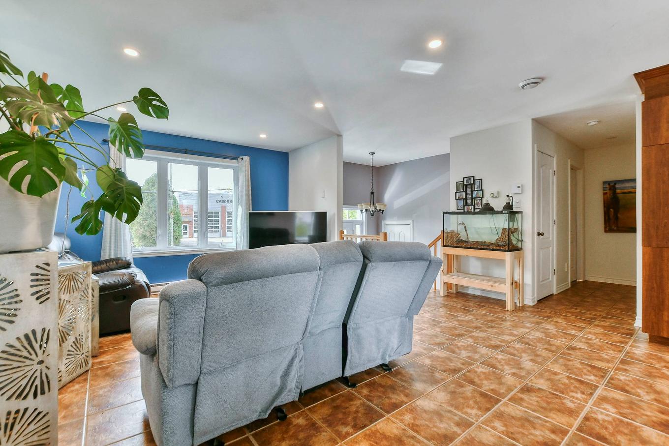 Living room - 296Z - 298Z Mtée St-Vincent, Saint-Placide, QC - Indoor Photo Showing Living Room