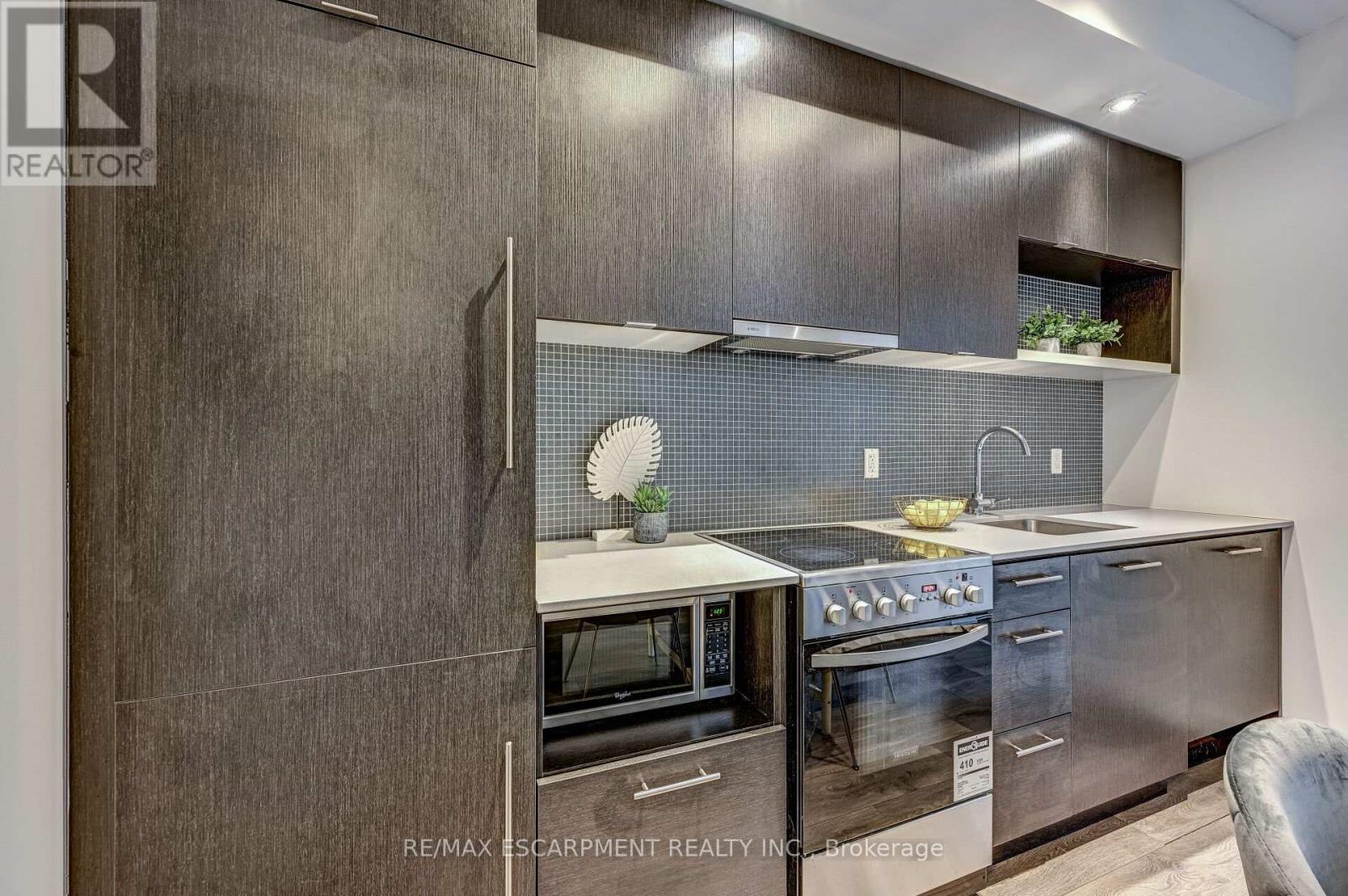 714 - 435 Richmond Street W, Toronto, ON - Indoor Photo Showing Kitchen