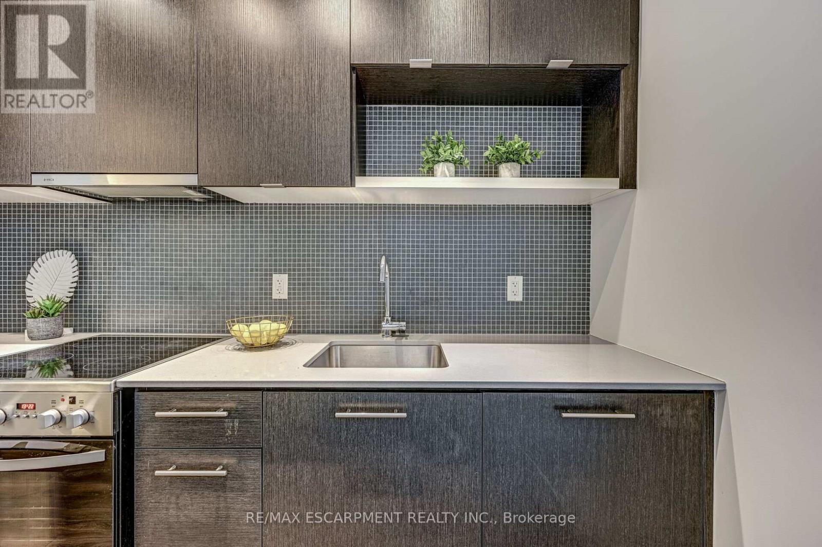 714 - 435 Richmond Street W, Toronto, ON - Indoor Photo Showing Kitchen With Upgraded Kitchen