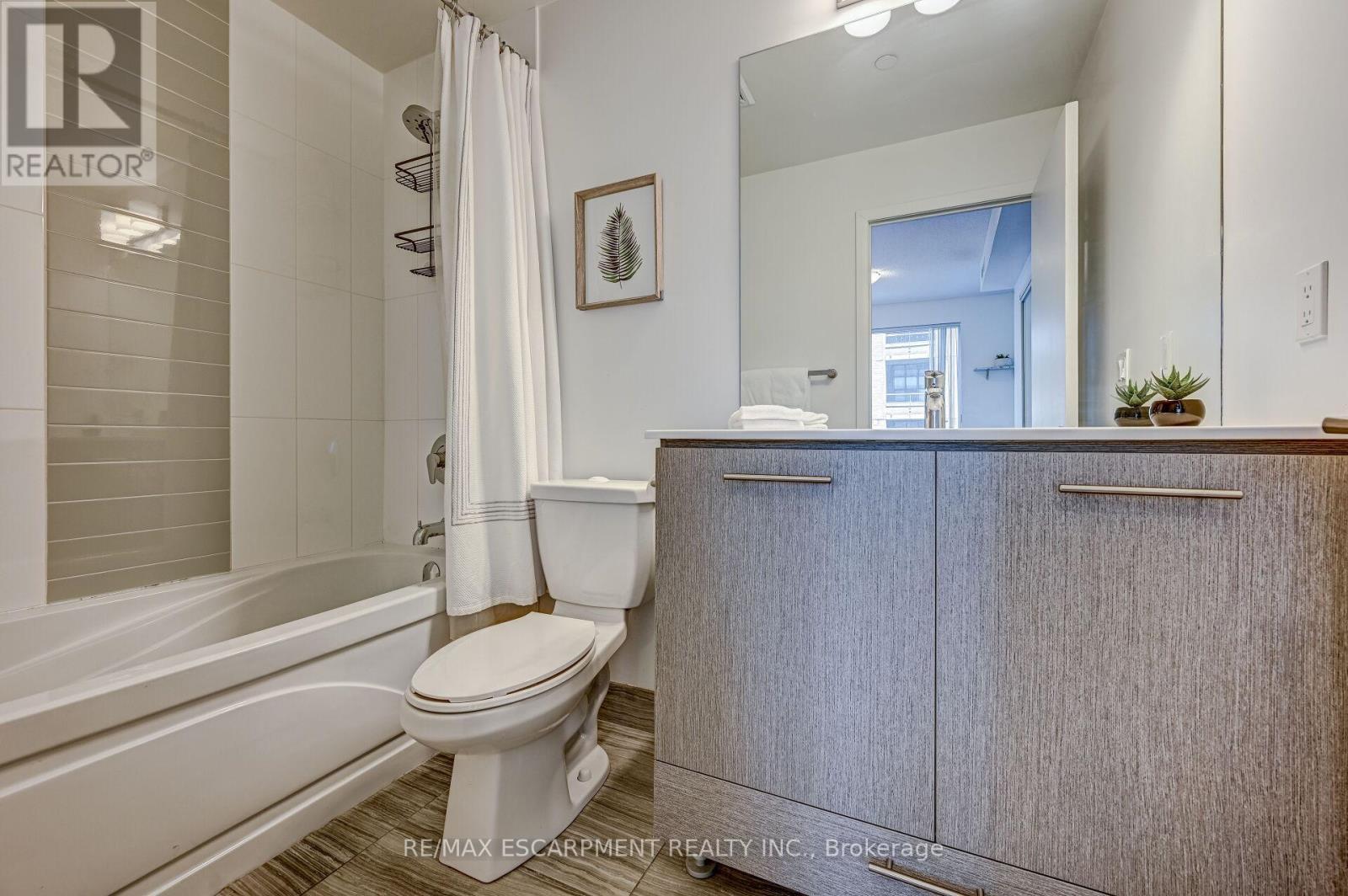 714 - 435 Richmond Street W, Toronto, ON - Indoor Photo Showing Bathroom
