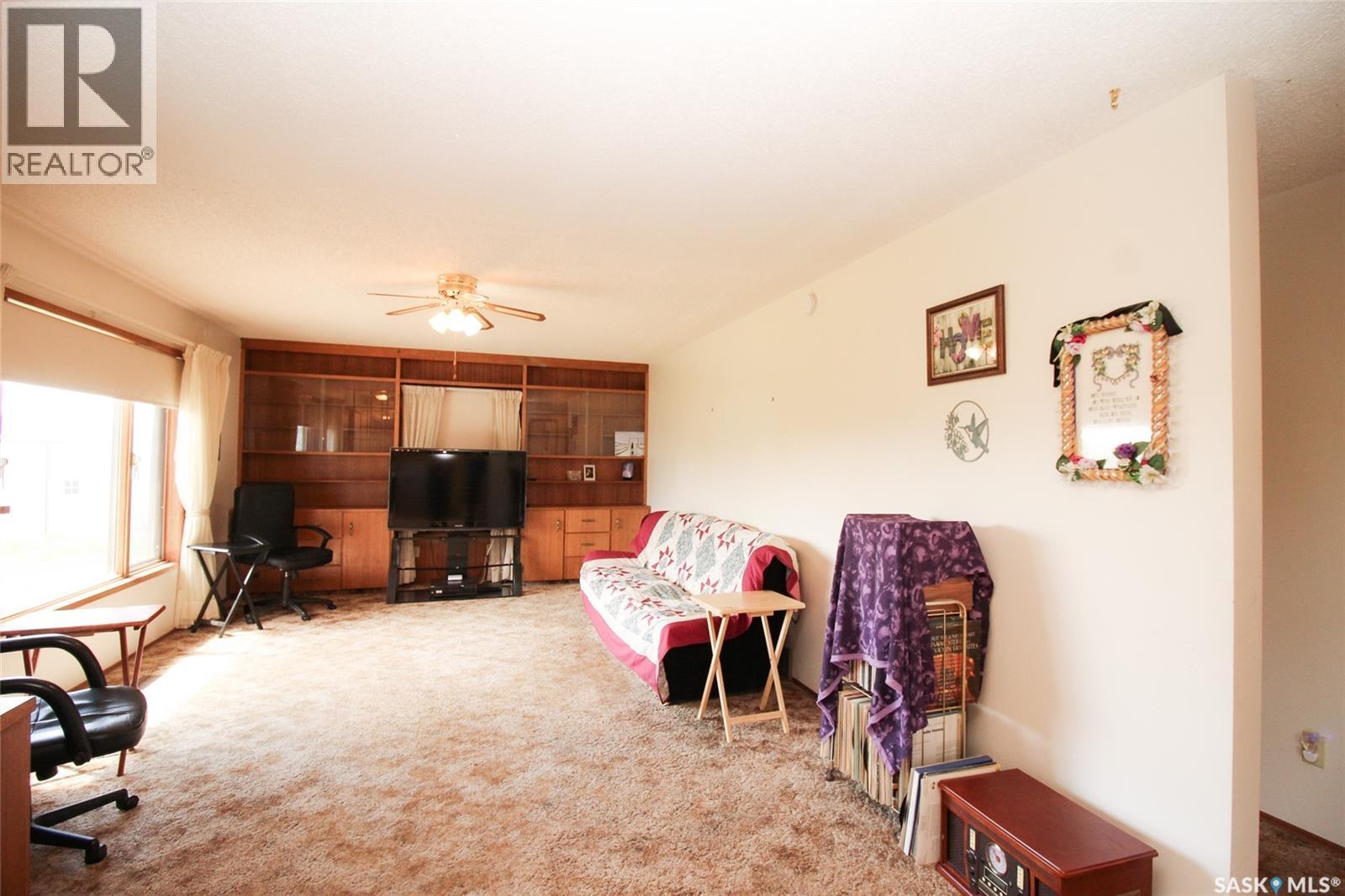 223 2Nd Street W, Climax, SK - Indoor