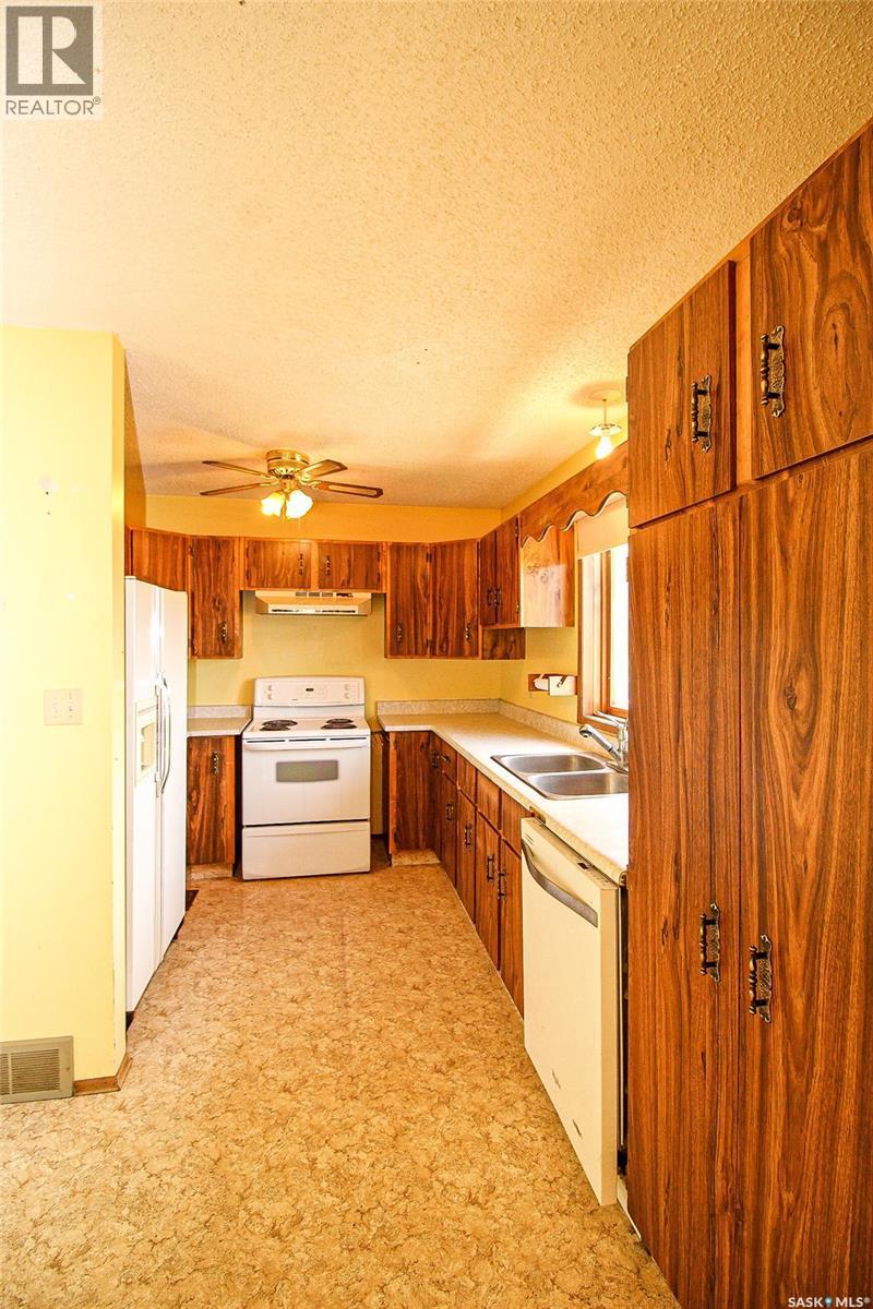 223 2Nd Street W, Climax, SK - Indoor Photo Showing Kitchen With Double Sink