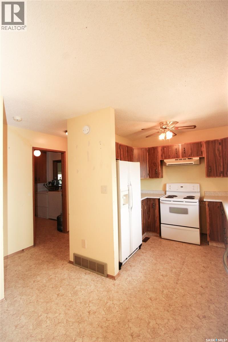 223 2Nd Street W, Climax, SK - Indoor Photo Showing Kitchen