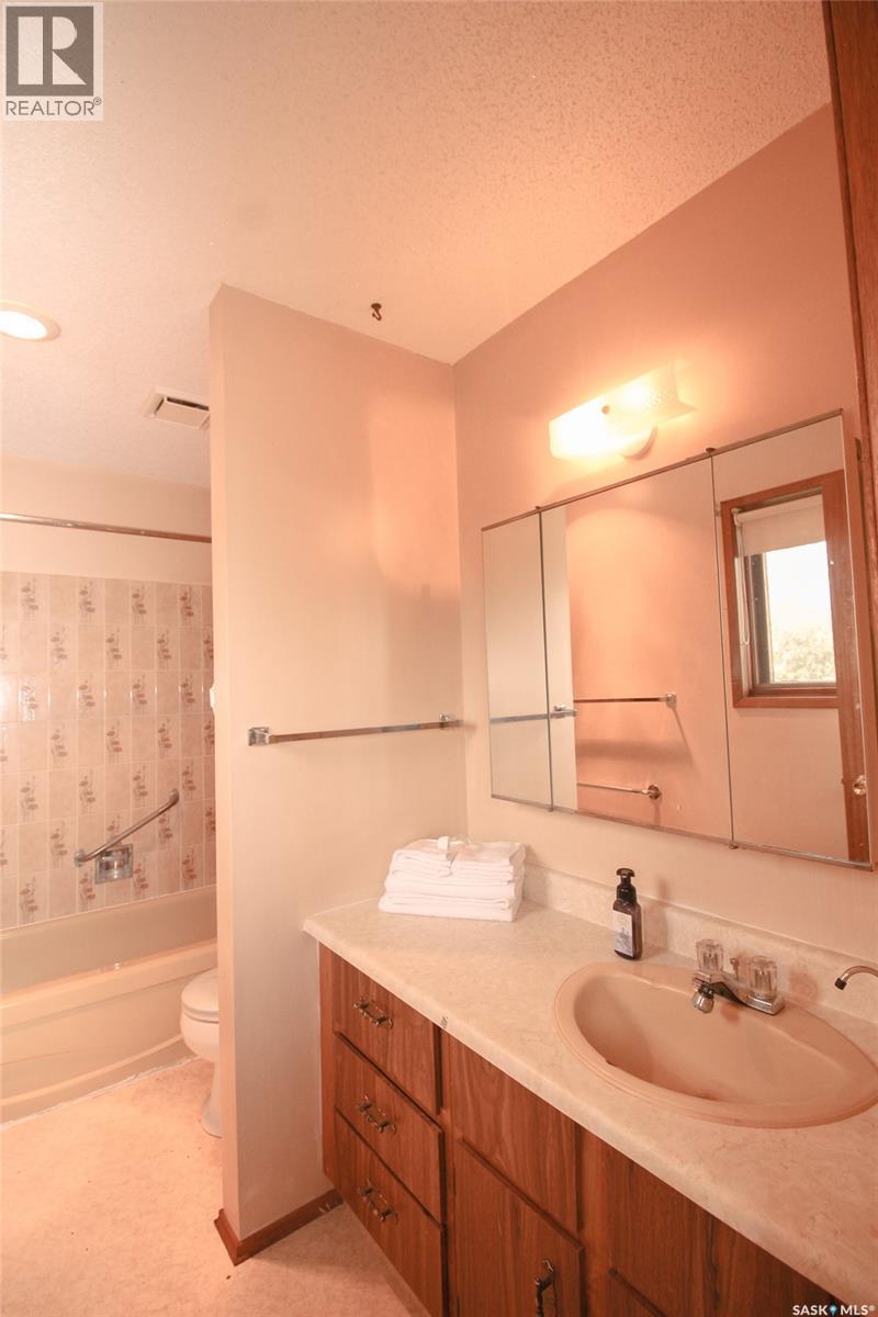 223 2Nd Street W, Climax, SK - Indoor Photo Showing Bathroom