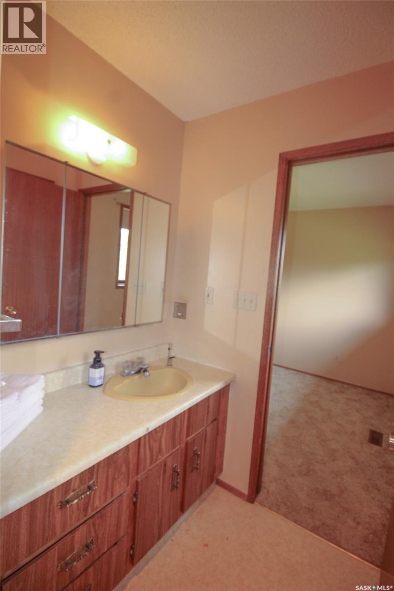 223 2Nd Street W, Climax, SK - Indoor Photo Showing Bathroom