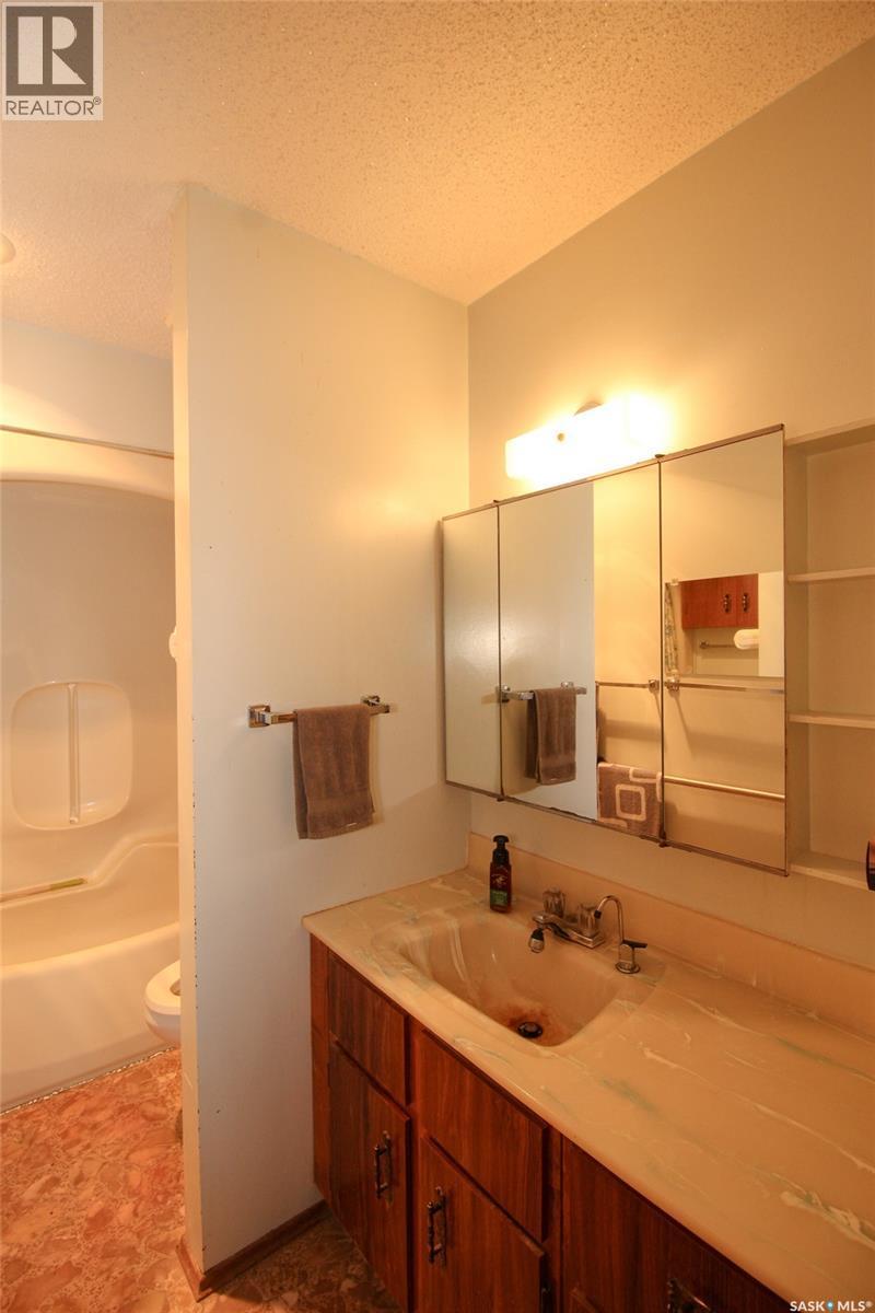 223 2Nd Street W, Climax, SK - Indoor Photo Showing Bathroom