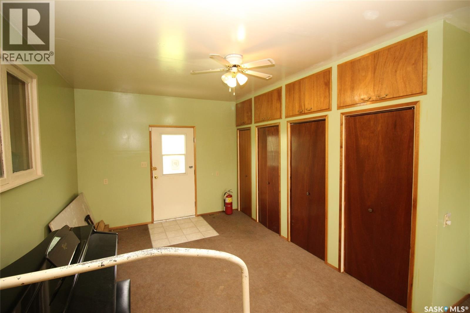 223 2Nd Street W, Climax, SK - Indoor