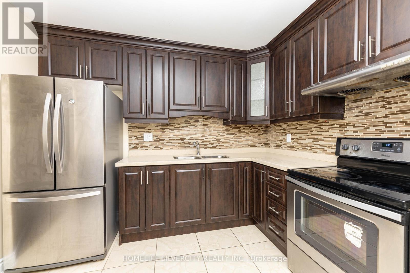 7258 Reindeer Drive, Mississauga, ON - Indoor Photo Showing Kitchen With Double Sink With Upgraded Kitchen