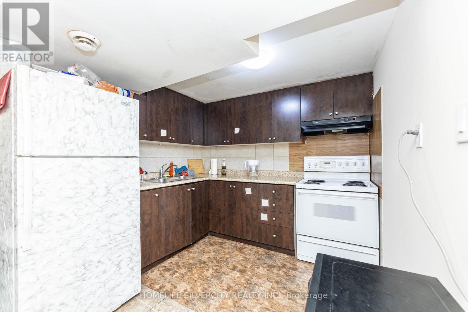 7258 Reindeer Drive, Mississauga, ON - Indoor Photo Showing Kitchen