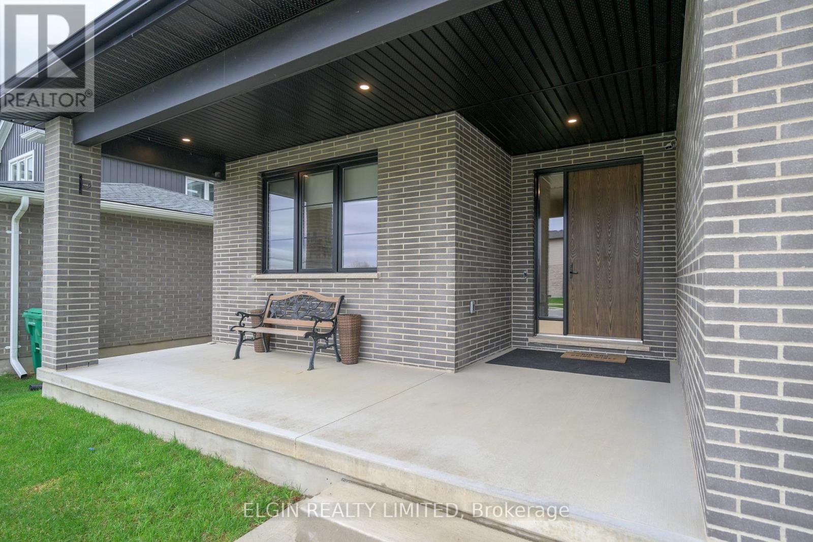 107 Optimist Drive, Southwold, ON - Outdoor With Exterior