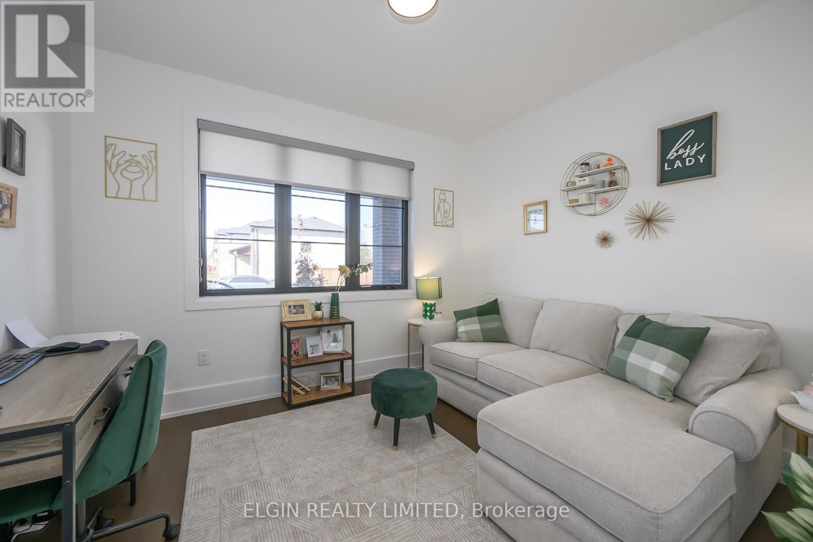 107 Optimist Drive, Southwold, ON - Indoor Photo Showing Living Room