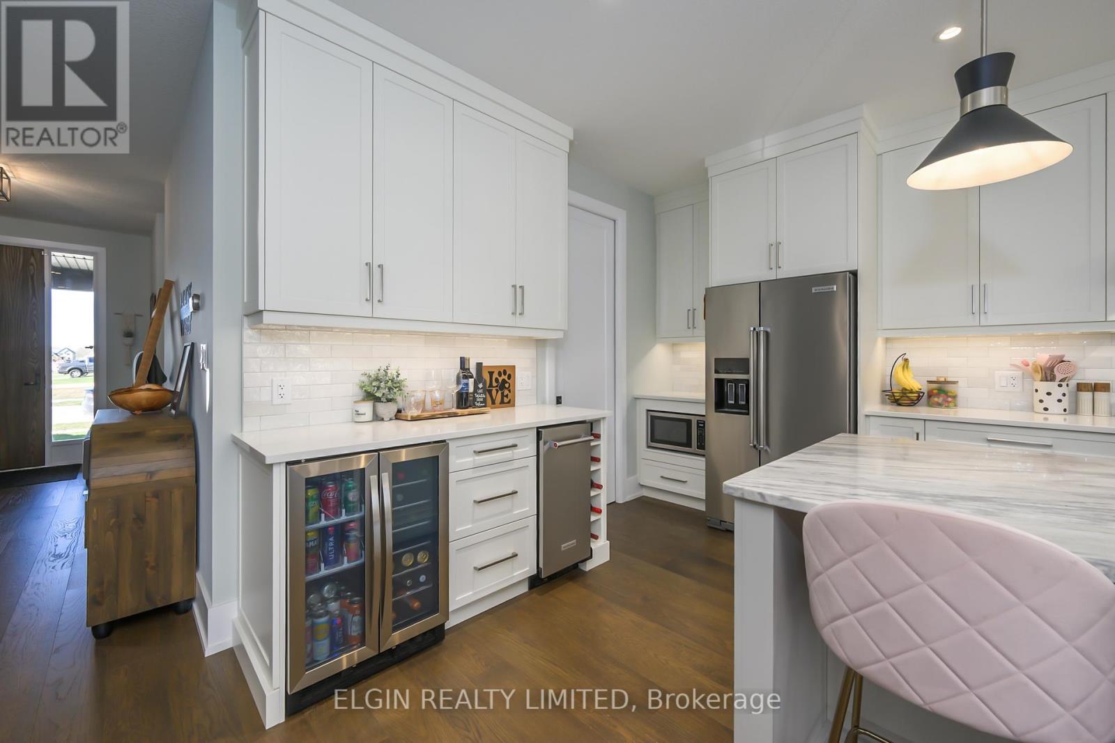 107 Optimist Drive, Southwold, ON - Indoor Photo Showing Kitchen With Upgraded Kitchen