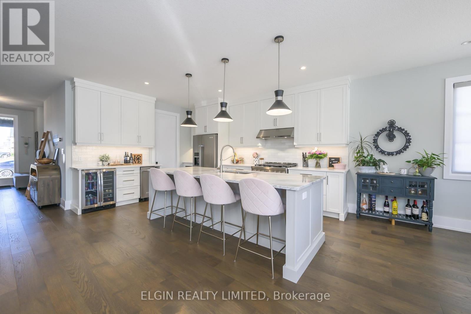 107 Optimist Drive, Southwold, ON - Indoor Photo Showing Kitchen With Upgraded Kitchen