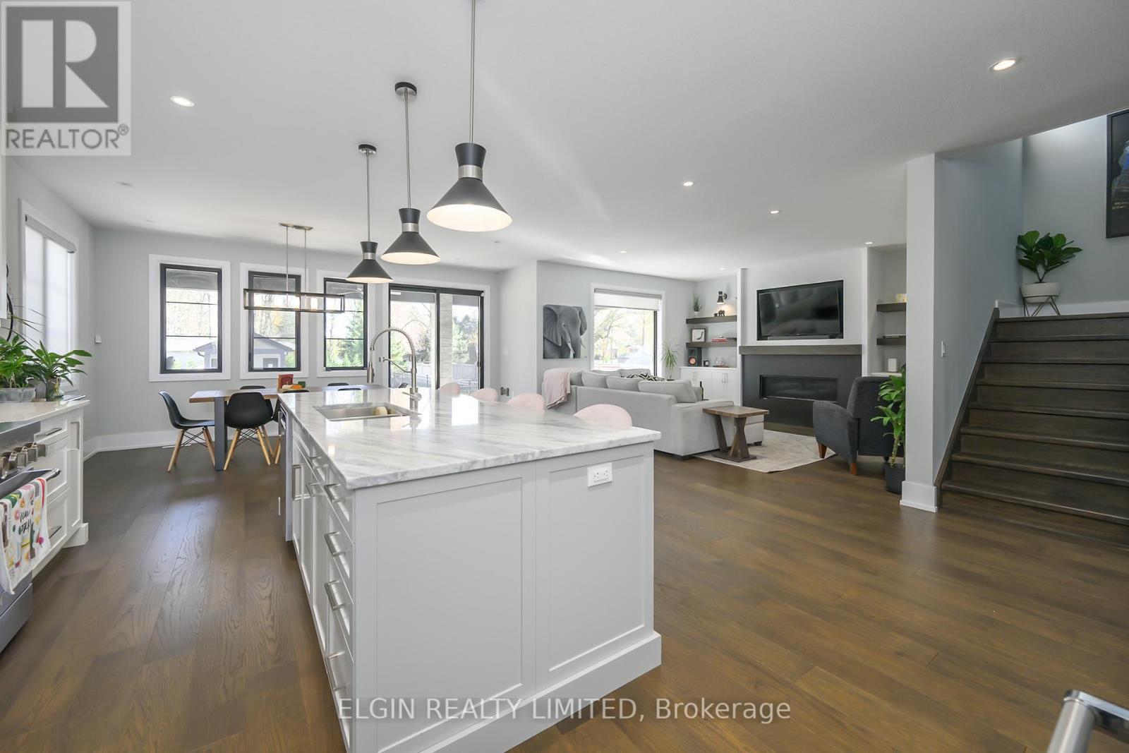 107 Optimist Drive, Southwold, ON - Indoor Photo Showing Kitchen With Upgraded Kitchen