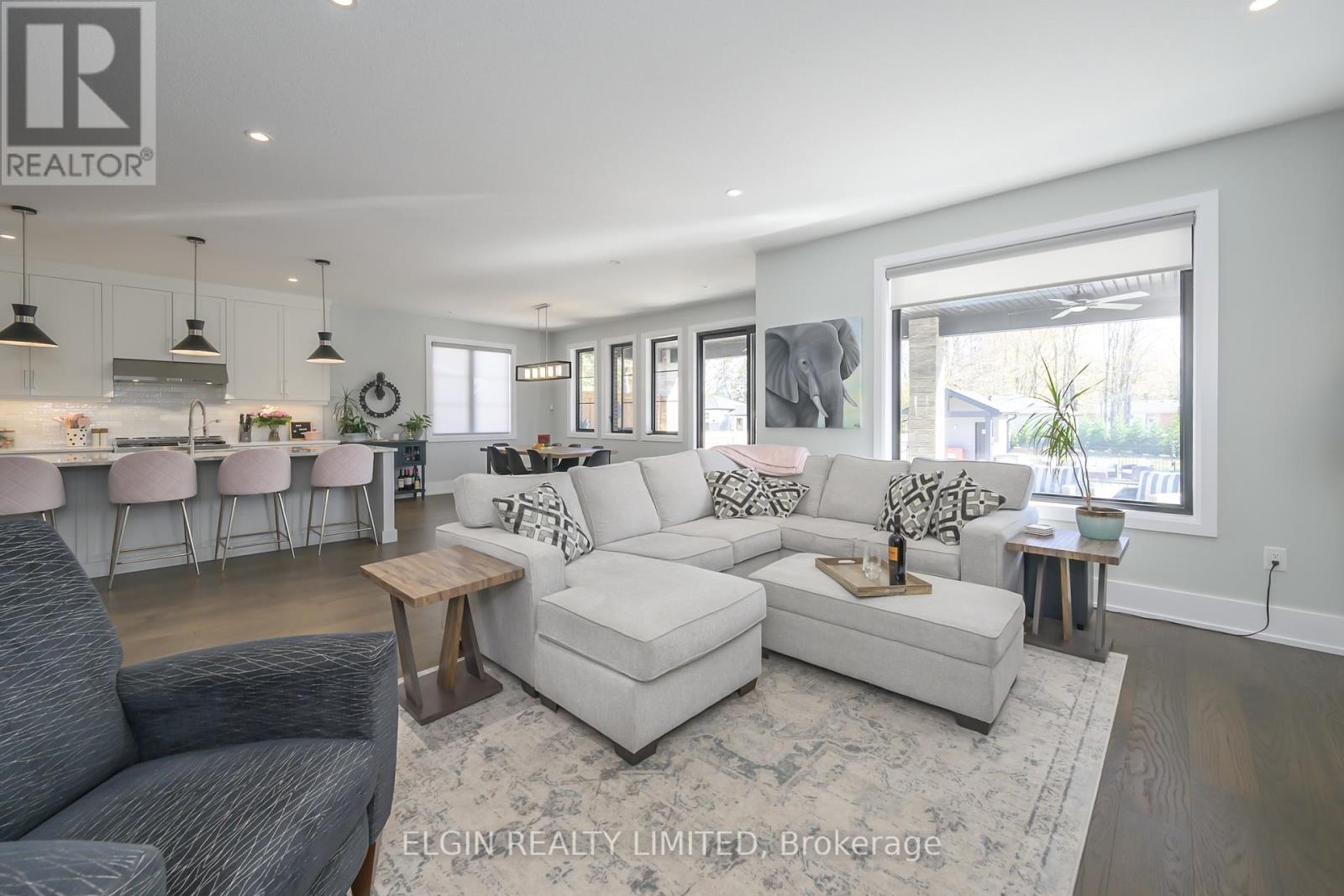 107 Optimist Drive, Southwold, ON - Indoor Photo Showing Living Room
