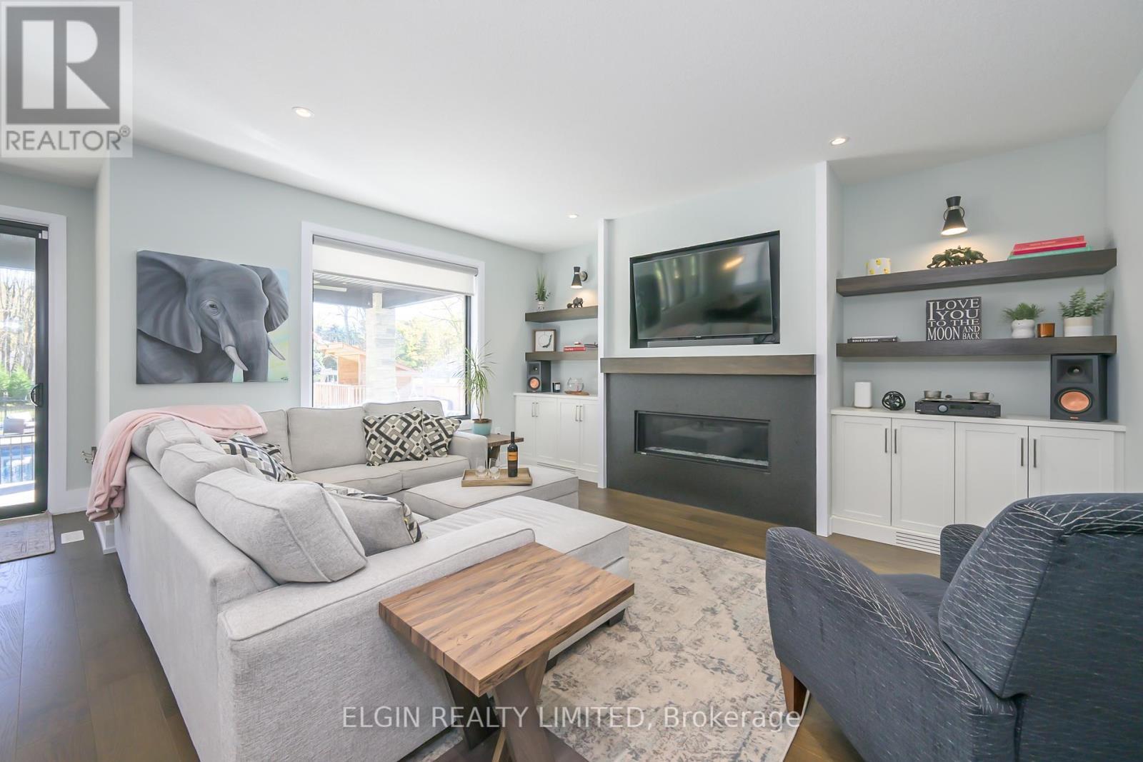 107 Optimist Drive, Southwold, ON - Indoor Photo Showing Living Room With Fireplace