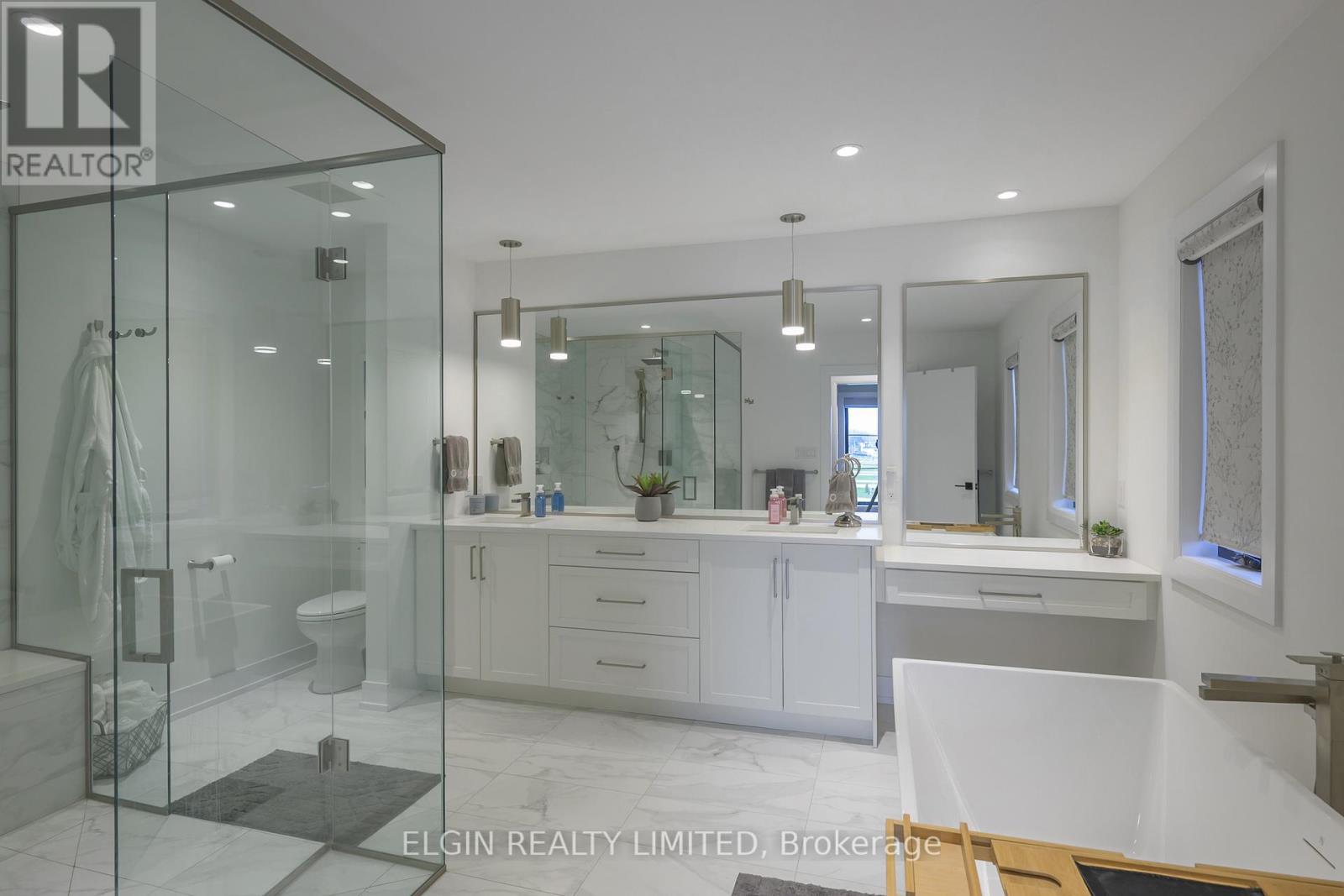 107 Optimist Drive, Southwold, ON - Indoor Photo Showing Bathroom