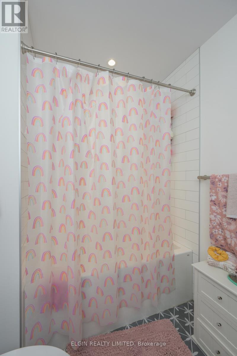 107 Optimist Drive, Southwold, ON - Indoor Photo Showing Bathroom