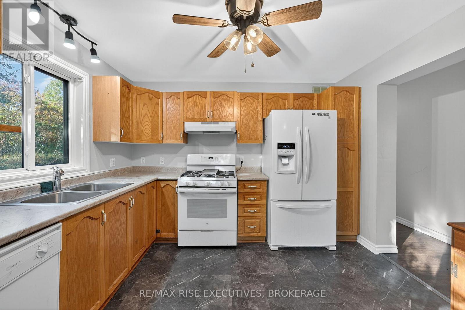 543 James Wilson Road, South Frontenac (Frontenac South), ON - Indoor Photo Showing Kitchen With Double Sink