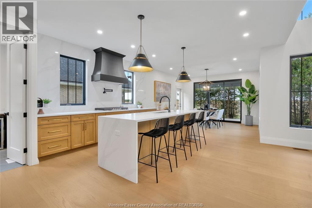 1443 Mullins Drive, Lakeshore, ON - Indoor Photo Showing Kitchen With Upgraded Kitchen