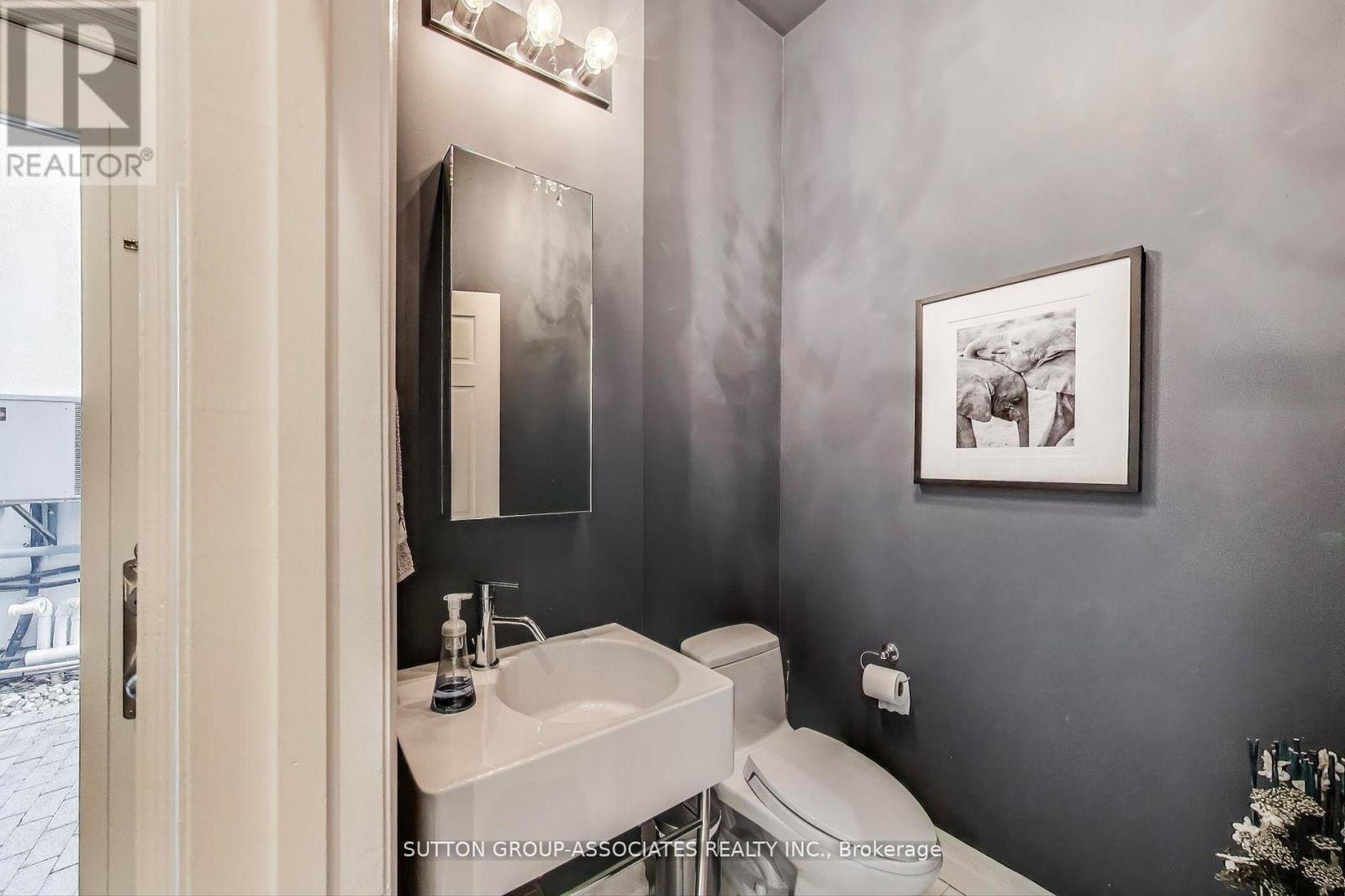 202 Forest Hill Road, Toronto, ON - Indoor Photo Showing Bathroom